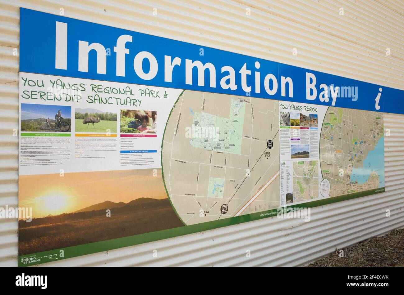 La baia di informazioni turistiche a Lara con le attrazioni turistiche locali e le mappe di voi Youngs Regional Park e Serendip Sanctuary. Foto Stock