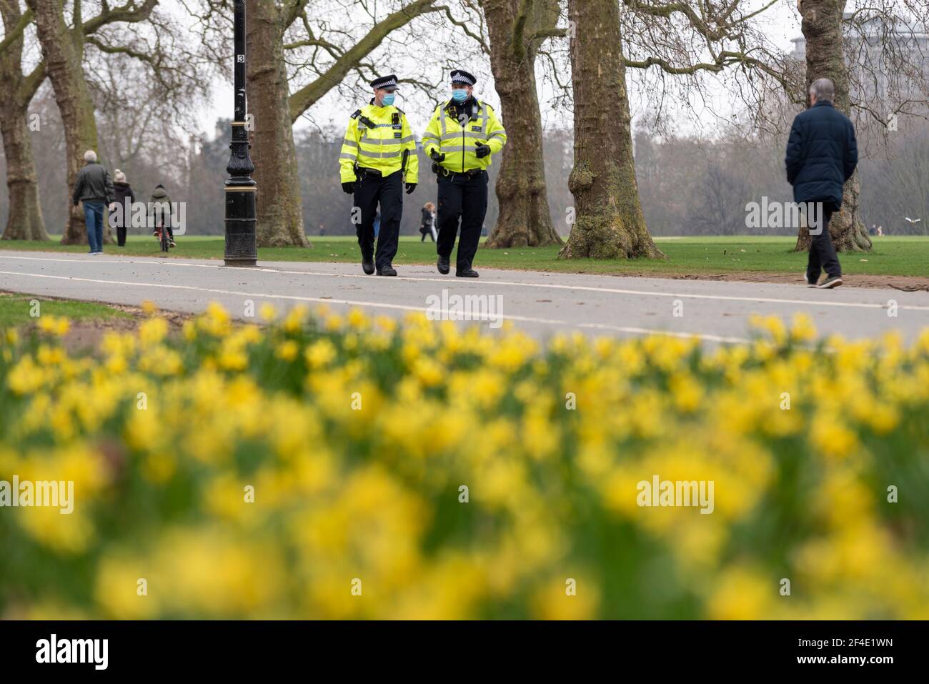 Polizia pattugliando prima anti blocco, anti poliziotti legge, protesta rally Londra, Regno Unito, passando daffodils a Hyde Park. Partenza tranquilla mattina prima di rally Foto Stock