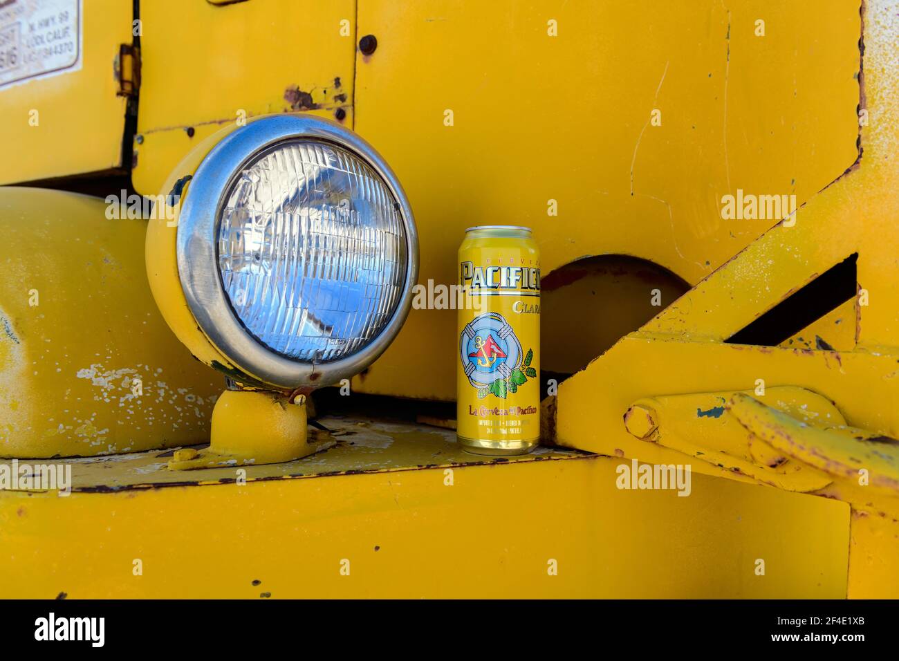 Una lattina di birra gialla su un camion giallo nel deserto del Nevada, Stati Uniti Foto Stock