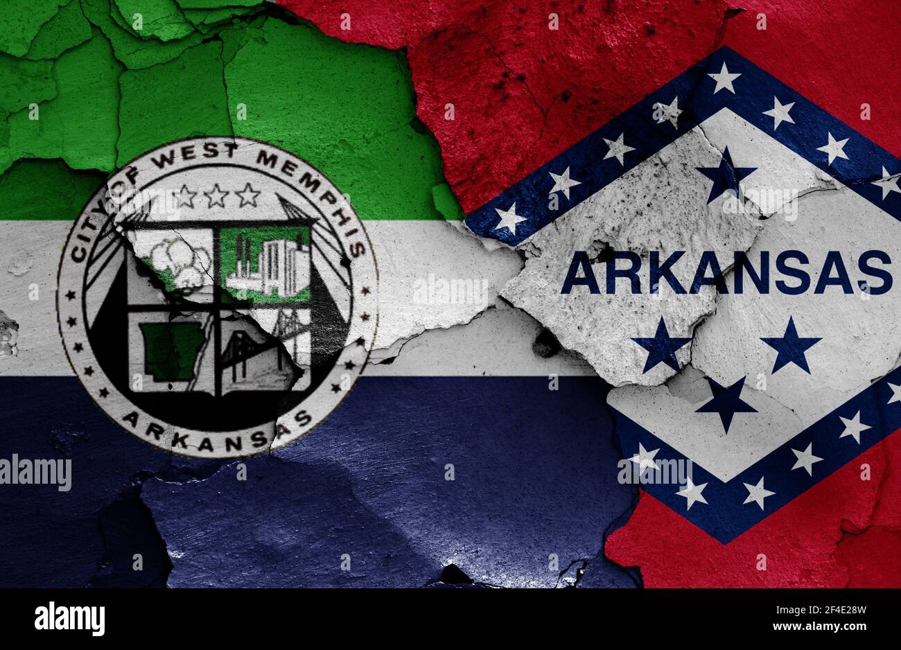 Bandiere di West Memphis e Arkansas dipinte su pareti incrinate Foto Stock