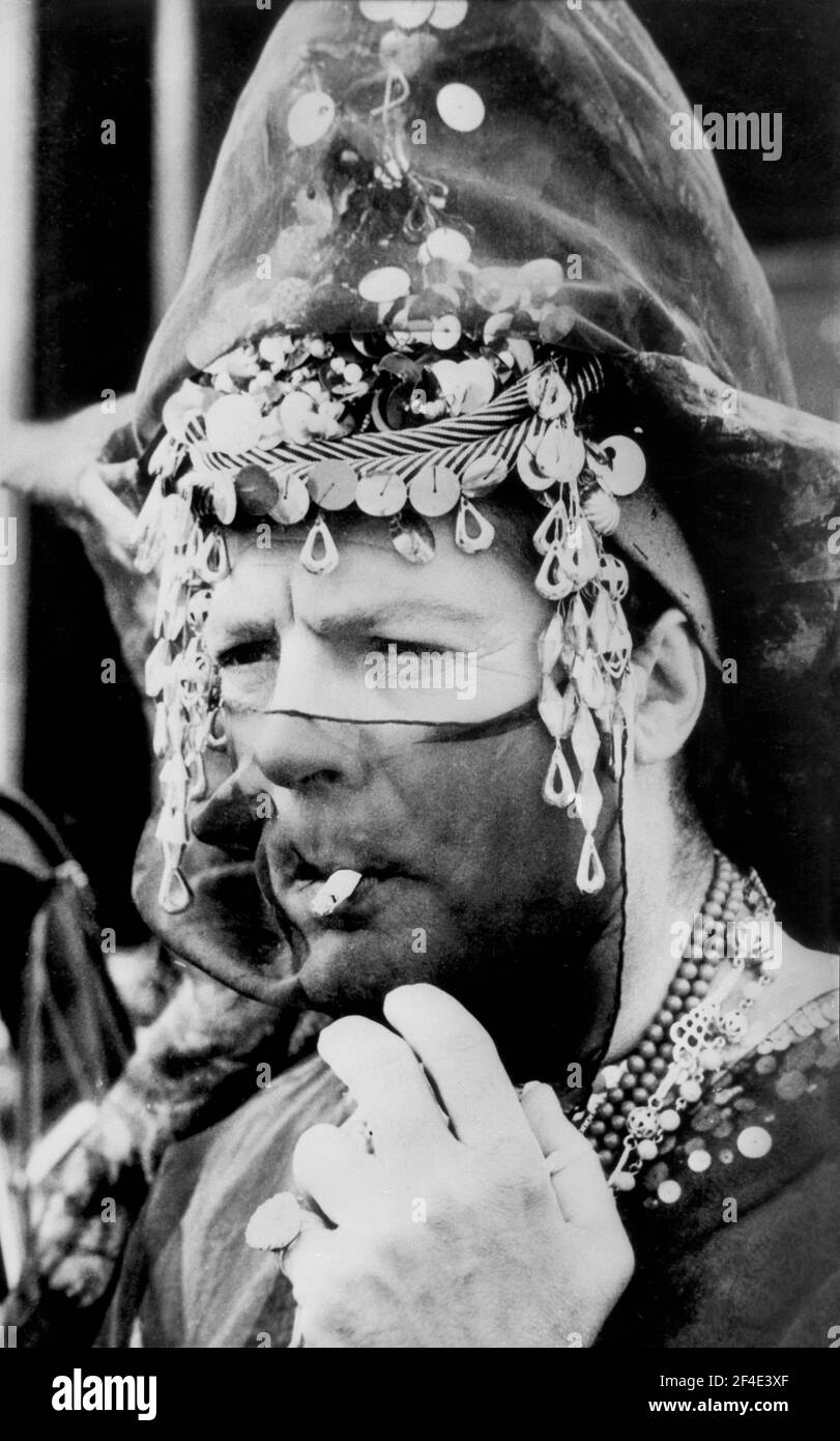 Marcello Mastroianni, on-set del film italiano, 'Kiss the Other Sheik', aka: 'L'uomo, la donna e il denaro', titolo italiano: 'Oggi, domani, dopodomani', MGM, 1965 Foto Stock