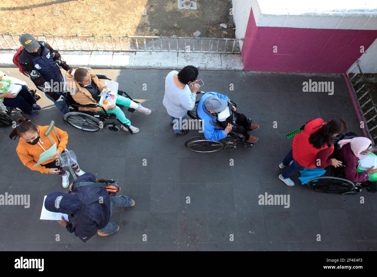 CITTÀ DI NEZAHUALCOYOTL, MESSICO - MARZO 19: La gente attende il proprio turno in coda per poter ricevere un pass e accedere al modulo di vaccinazione, dove gli operatori sanitari applicano il vaccino Sputnik V; Durante la vaccinazione di massa del programma nazionale di vaccinazione per adulti di età superiore ai 60 anni contro la malattia di Covid-19, presso l'unità sportiva di Nezahualcoyotl situata nel comune di Nezahualcoyotl, Stato del Messico. Il 19 marzo 2021 a Nezahualcoyotl City, Messico. CREDIT: Angel Morales Rizo/Eyepix Group/The Photo Access Foto Stock