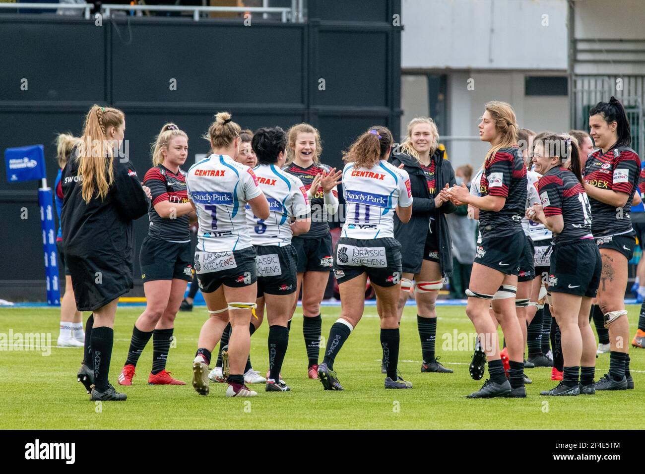 Londra, Regno Unito. 20 Marzo 2021. Rispetto tra le squadre dopo la partita degli Allianz Premier 15s tra Saracens Women e Exeter Chiefs Women allo StoneX Stadium di Londra, Inghilterra. Credit: SPP Sport Press Photo. /Alamy Live News Foto Stock