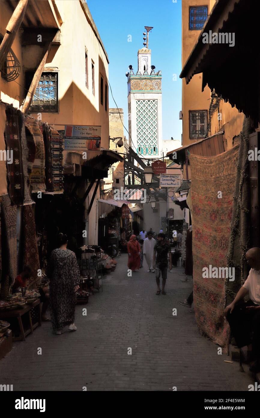 Strade trafficate nella Medina di Fes, Marocco Foto Stock