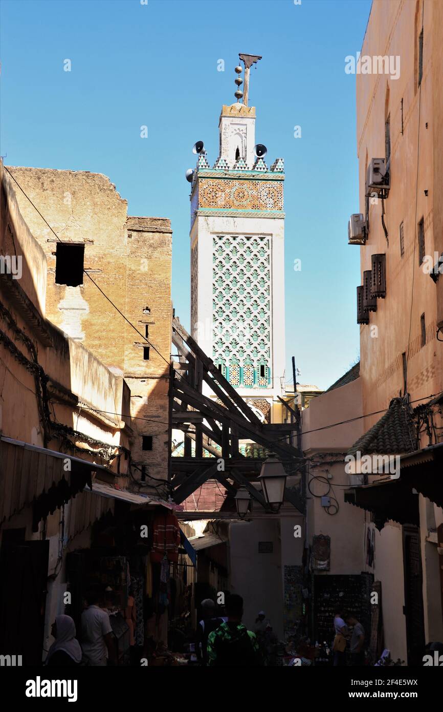 Strade trafficate nella Medina di Fes, Marocco Foto Stock