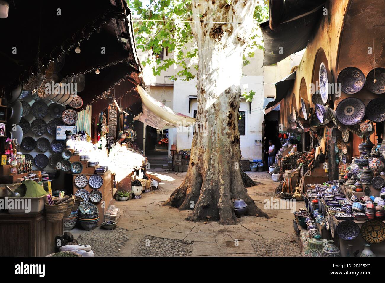 Negozi di souvenir a Fes Medina, Marocco Foto Stock