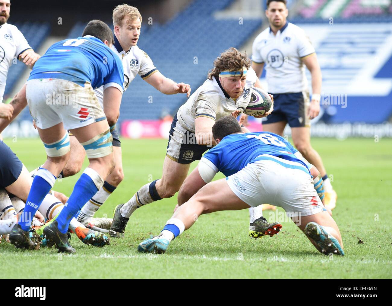 BT Murrayfield Stadium, Edinburgh.Scotland, Regno Unito. 20 Marzo 21. Guinness sei Nazioni Match . Scotlands Hamish Watson Stopped by Giosue Zilocchi Italy Credit: eric mcowat/Alamy Live News Foto Stock