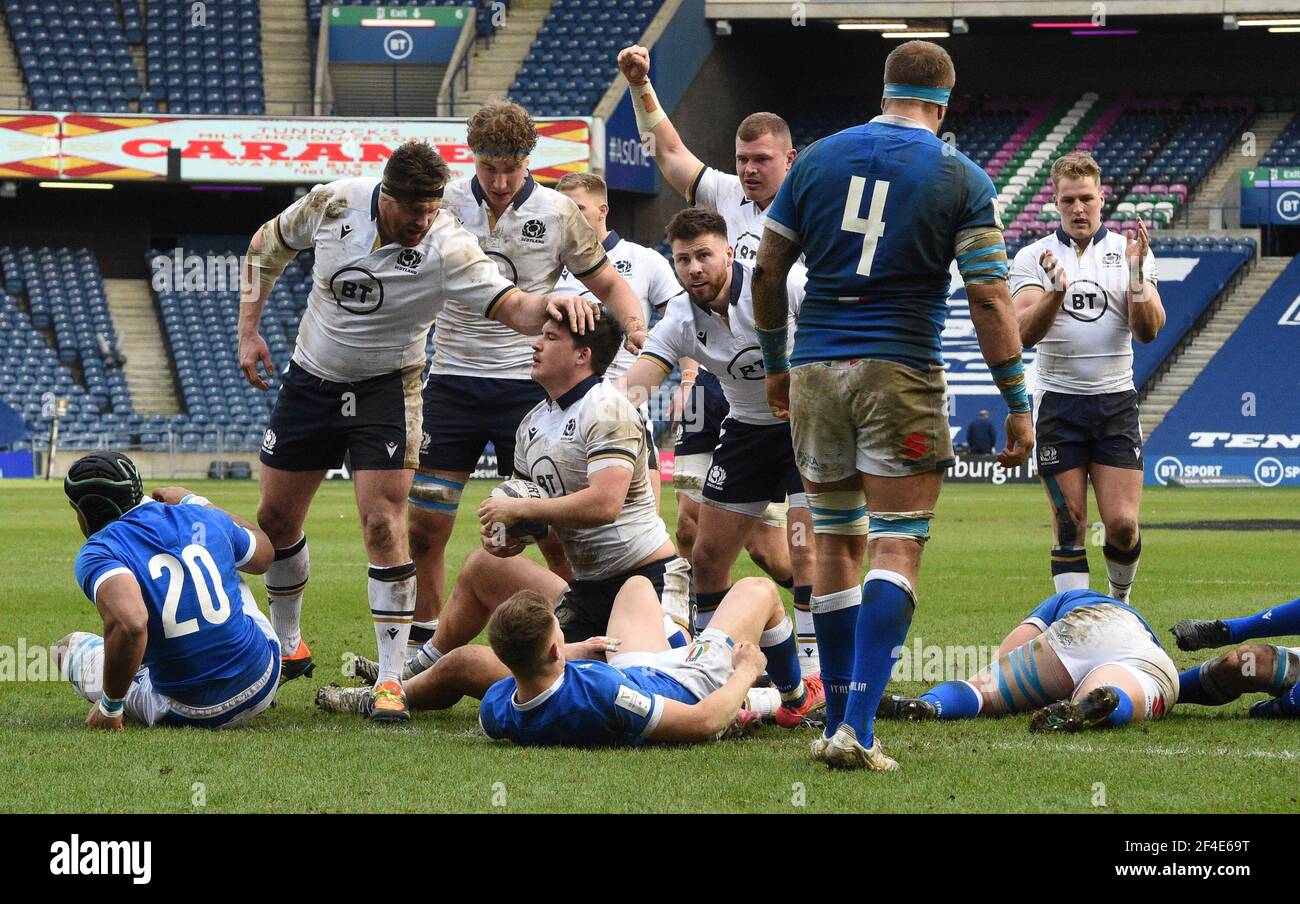 BT Murrayfield Stadium, Edinburgh.Scotland UK..20 marzo 21. Scozia contro Italia 2021 Guinness Six Nations Match . Scozia Simon Berghan si congratula con il marcatore Sam Johnson vs Italia Foto Stock