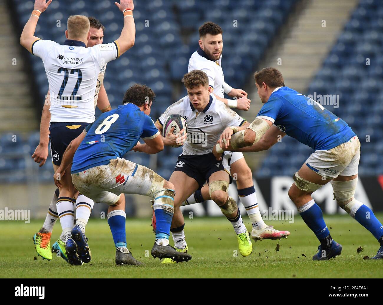 BT Murrayfield Stadium, Edinburgh.Scotland, Regno Unito. 20 Marzo 21. Guinness sei Nazioni Match . Scotlands Darcy Graham affronta Michele Lamarc (8) & Johan Meyer Credit: eric mcowat/Alamy Live News Foto Stock