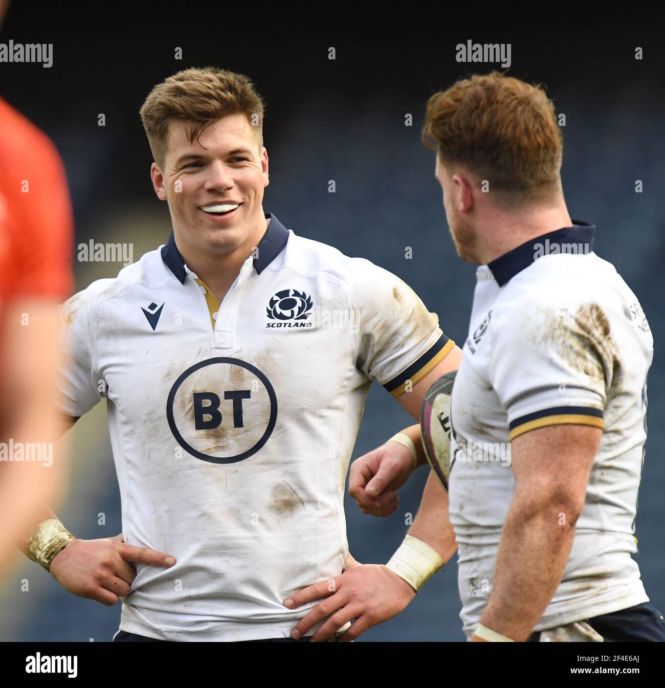 BT Murrayfield Stadium, Edinburgh.Scotland, Regno Unito. 20 Marzo 21. Guinness sei Nazioni Match . Happy Scotland prova il marcatore Huw Jones parla con il Capitano Stuart Hogg Credit: eric mcowat/Alamy Live News Foto Stock