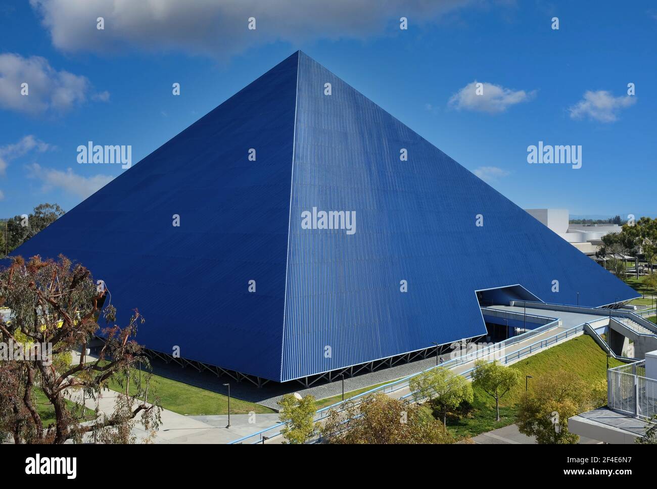 LONG BEACH, CALIFORNIA - 16 MAR 2021: La Walter Pyramid, precedentemente conosciuta come la Long Beach Pyramid, è un'arena polivalente al coperto con 4,000 posti a sedere Foto Stock