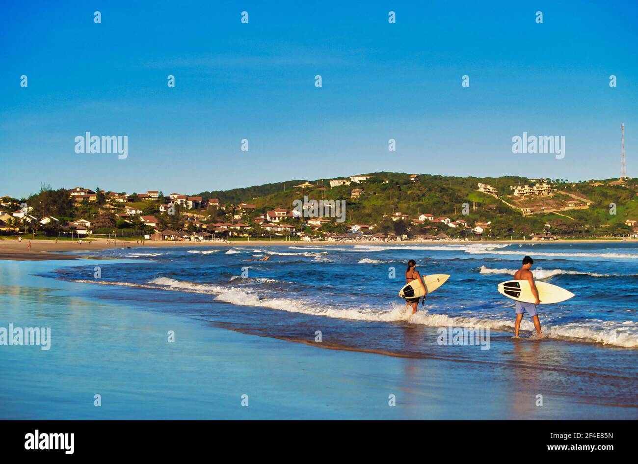 Surfers si preparano a giocare a Praia de Geriba, Buzios , Rio de Janeiro, Brasile, Foto Stock