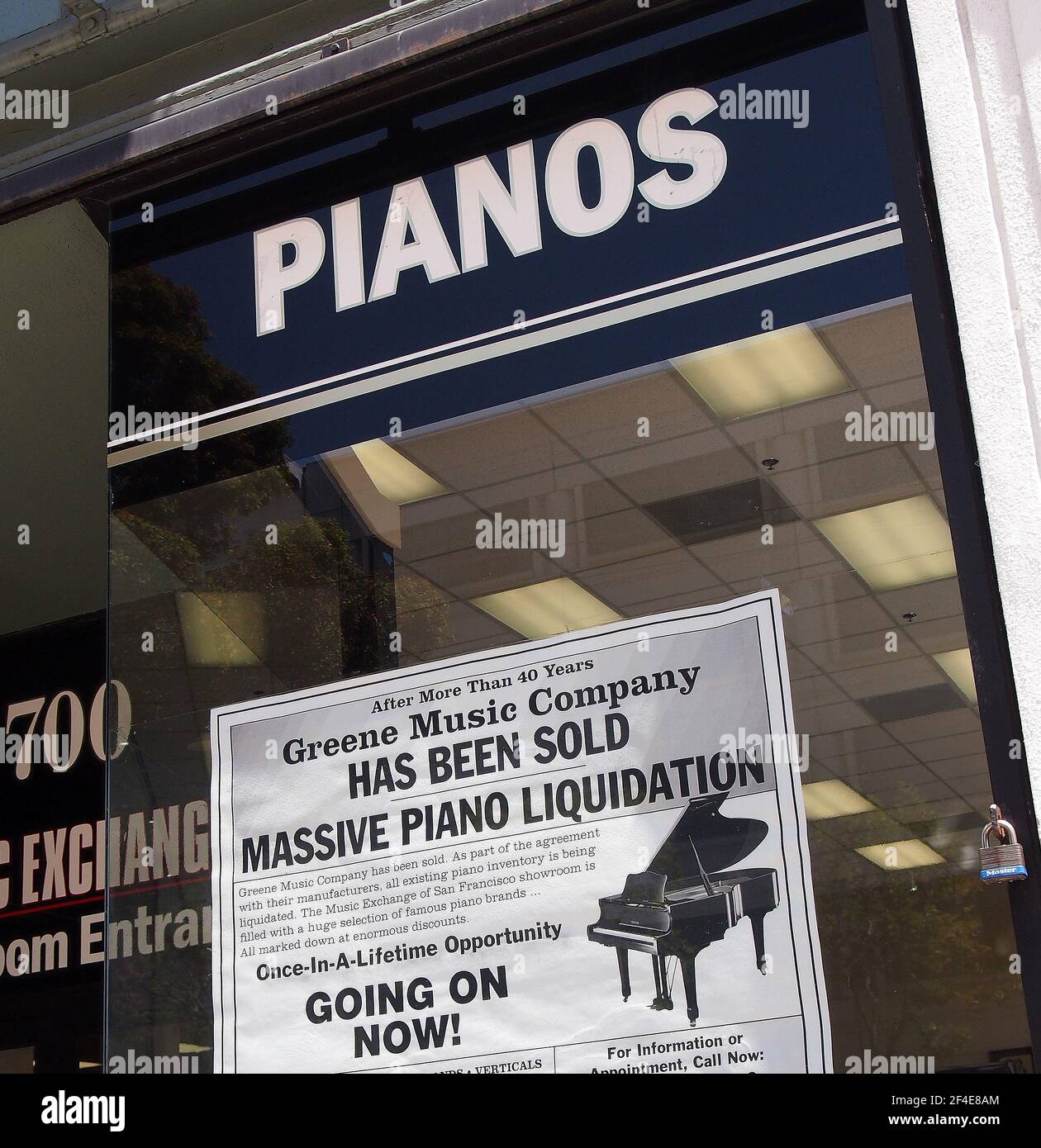 Si noti che Greene Music Company è stata venduta e liquidata per pianoforte nella vetrina del negozio Music Exchange a San Francisco, California, 2011 Foto Stock