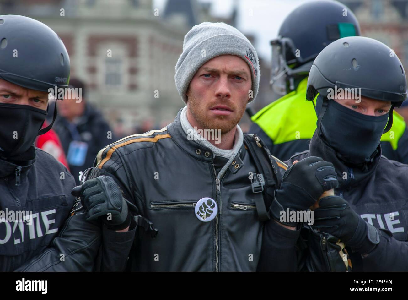 Museumplein, Amsterdam. Sabato 20 marzo, 2021. Amore, libertà, non dittatura' è stato il canto principale per la dimostrazione di oggi. Centinaia di persone si sono riunite questo pomeriggio per protestare contro le misure di Corona o Covid-19, non si sono conservate a distanza sociale e difficilmente un facemask in vista. La manifestazione illegale si è conclusa sulla Museumplein con l'introduzione di due Water-canon dopo numerosi annunci verbali di disperdere è andato senza ascolto. La polizia ha diviso il gruppo stimato di 1400 persone e li ha condotti nella zona di Leidsekade ad Amsterdam. Credit: Charles M Vella/Alamy Live News Foto Stock