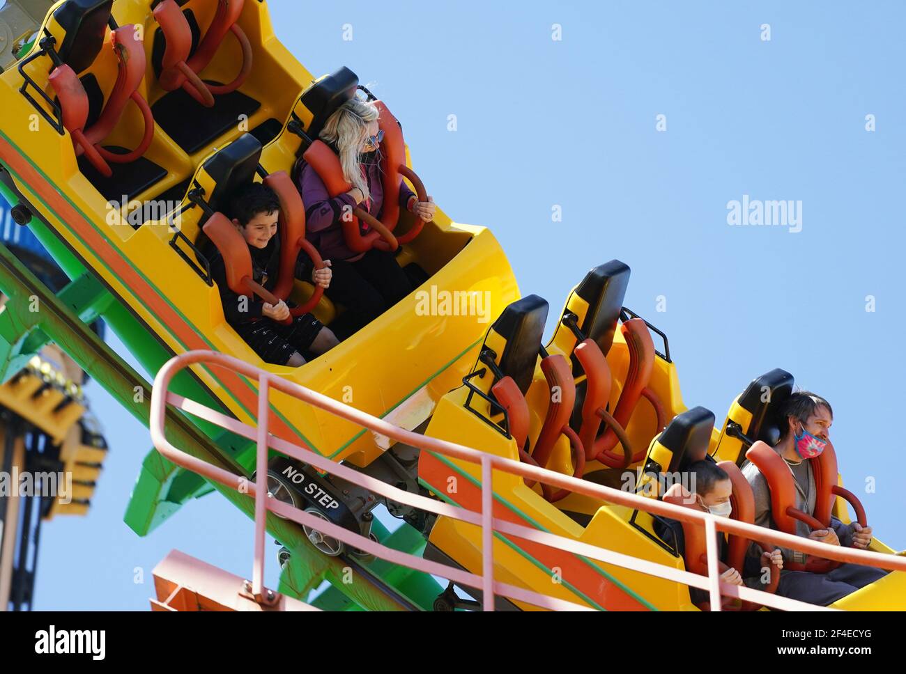Eureka, Stati Uniti. 20 Marzo 2021. Sabato 20 marzo 2021, i visitatori si ritrovano socialmente a distanza sul Boomerang il giorno di apertura al parco divertimenti Six Flags di Eureka, Missouri. Oggi segna il 50° giorno di apertura del popolare parco divertimenti, situato 20 a ovest di St. Louis. Photo by Bill Greenblatt/UPI Credit: UPI/Alamy Live News Foto Stock