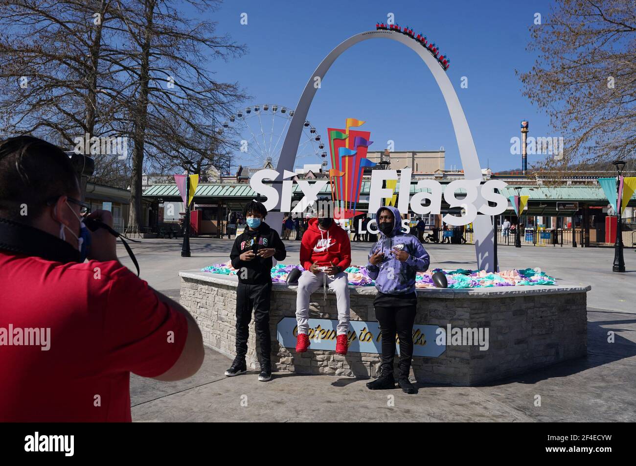 Eureka, Stati Uniti. 20 Marzo 2021. I visitatori si fermano per scattare foto all'ingresso del parco divertimenti Six Flags di Eureka, Missouri, sabato 20 marzo 2021. Oggi segna il 50° giorno di apertura del popolare parco divertimenti, situato 20 a ovest di St. Louis. Photo by Bill Greenblatt/UPI Credit: UPI/Alamy Live News Foto Stock