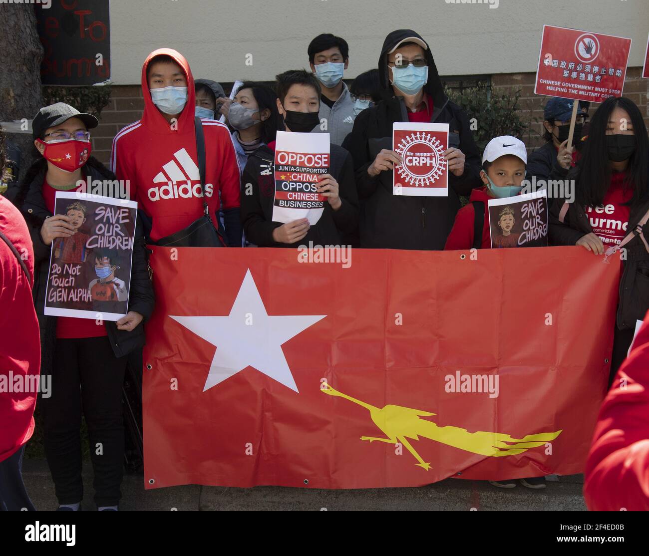 San Francisco, Stati Uniti. 20 Marzo 2021. I manifestanti si allineano sul marciapiede di fronte al Consolato cinese per protestare sul coinvolgimento della Cina nel colpo di stato militare in Myanmar sabato 20 marzo 2021 a San Francisco. Il 1 febbraio, i militari hanno rovesciato il governo eletto di Aung San Suu Kyi. Photo by Terry Schmitt/UPI Credit: UPI/Alamy Live News Foto Stock