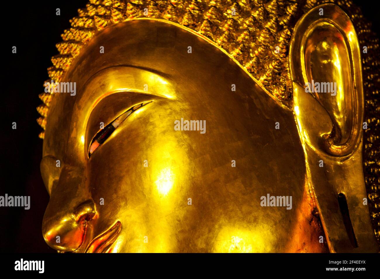 Colpo di testa di una statua del Buddha di "chiamare la Terra a testimoniare" a Bangkok, Thailandia. Foto Stock