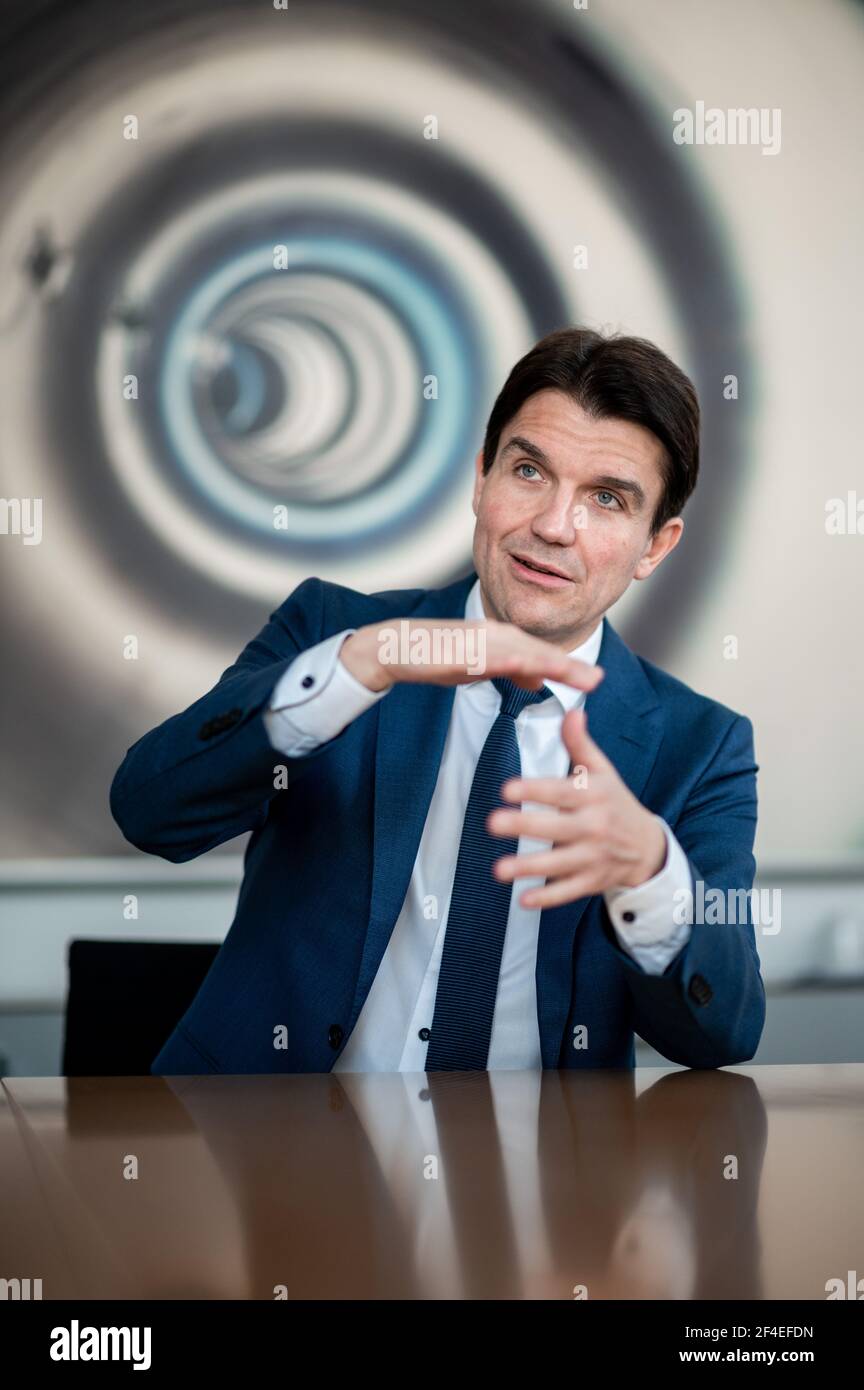 Essen, Germania. 25 Feb 2021. Uli Paetzel, Presidente del Consiglio di Amministrazione dell'associazione per la gestione delle acque di Emschergenossenschaft, siede in una sala conferenze e parla di un'intervista sulla conversione di Emscher nella regione della Ruhr. Credit: Fabian Strauch/dpa/Alamy Live News Foto Stock