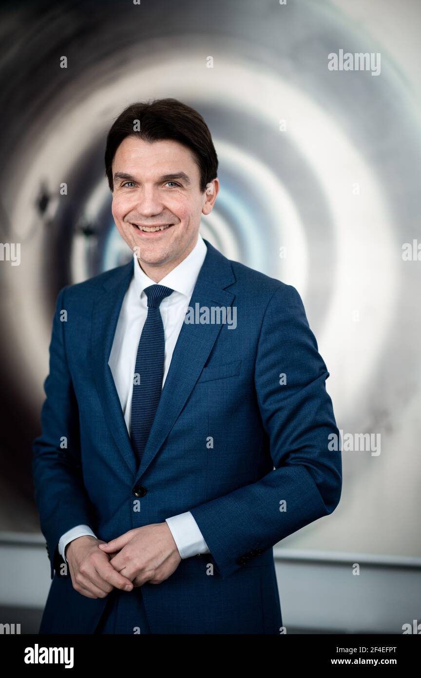 Essen, Germania. 25 Feb 2021. Uli Paetzel, presidente del consiglio di amministrazione dell'associazione per la gestione delle acque di Emschergenossenschaft, si trova in una sala conferenze e parla di un'intervista sulla conversione di Emscher nella regione della Ruhr. (A dpa 'conservazionista sulla conversione di Emscher: 'Un guadagno reale'') credito: Fabian Strauch/dpa/Alamy Live News Foto Stock