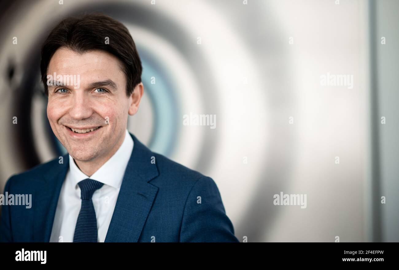 Essen, Germania. 25 Feb 2021. Uli Paetzel, Presidente del Consiglio di Amministrazione dell'associazione per la gestione delle acque di Emschergenossenschaft, si trova in una sala conferenze e parla di un'intervista sulla conversione Emscher nella regione della Ruhr. Credit: Fabian Strauch/dpa/Alamy Live News Foto Stock