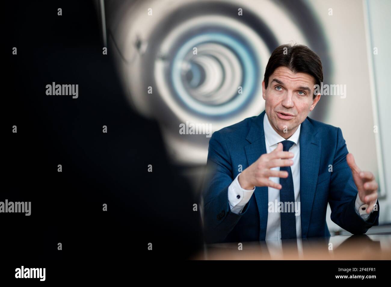 Essen, Germania. 25 Feb 2021. Uli Paetzel, Presidente del Consiglio di Amministrazione dell'associazione per la gestione delle acque di Emschergenossenschaft, siede in una sala conferenze e parla di un'intervista sulla conversione di Emscher nella regione della Ruhr. Credit: Fabian Strauch/dpa/Alamy Live News Foto Stock