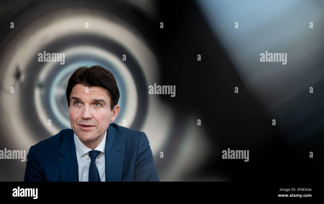 Essen, Germania. 25 Feb 2021. Uli Paetzel, Presidente del Consiglio di Amministrazione dell'associazione per la gestione delle acque di Emschergenossenschaft, siede in una sala conferenze e parla di un'intervista sulla conversione di Emscher nella regione della Ruhr. Credit: Fabian Strauch/dpa/Alamy Live News Foto Stock