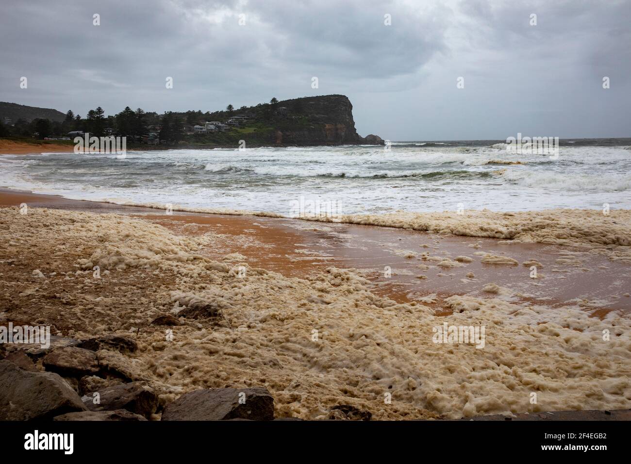 Avalon Beach, Sydney, Australia 21 marzo 2021.As inondazioni battter nuovo Galles del Sud la costa orientale surf batte la costa. La schiuma di mare o lo spuma viene portato sulla sabbia Foto Stock