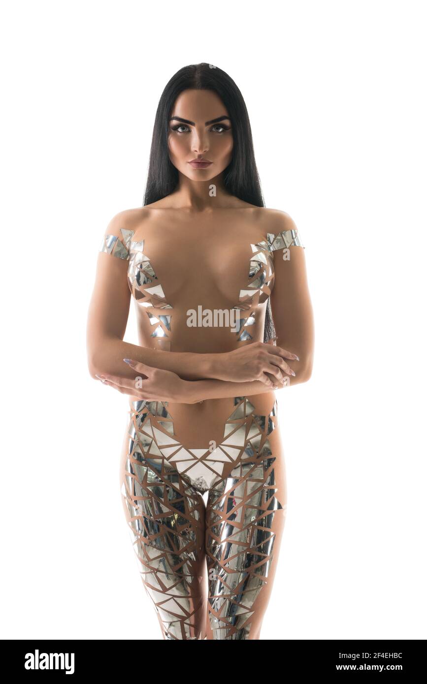 Donna seducente e sottile in costume da foil in studio Foto Stock