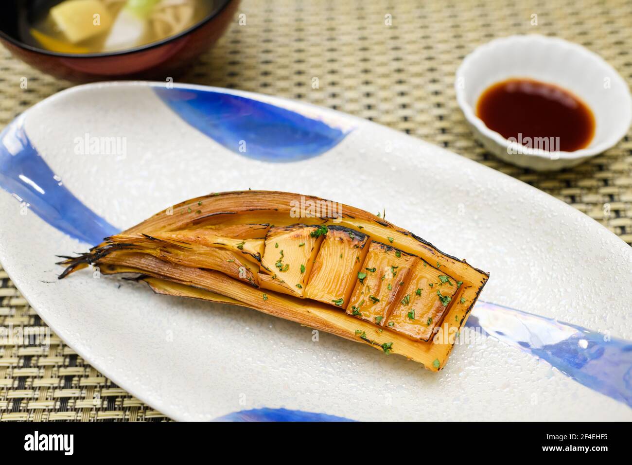 Delizioso ristorante in stile giapponese. Germogli di bambù alla griglia. Foto Stock