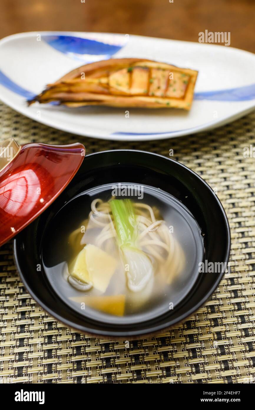 Delizioso ristorante in stile giapponese. Zuppa di noodle e germogli di bambù. Foto Stock