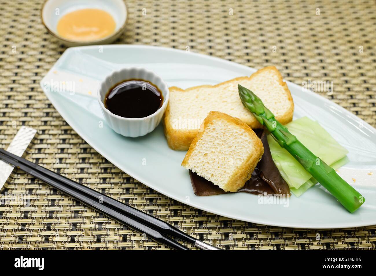 Delizioso ristorante in stile giapponese. Pelle di Beancurd e verdure di stagione come asparagi. Foto Stock