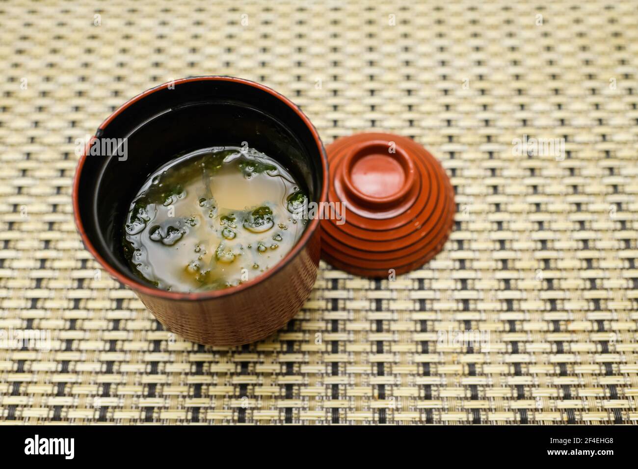 Delizioso ristorante in stile giapponese. Zuppa di miso e alghe servite vegan. Foto Stock