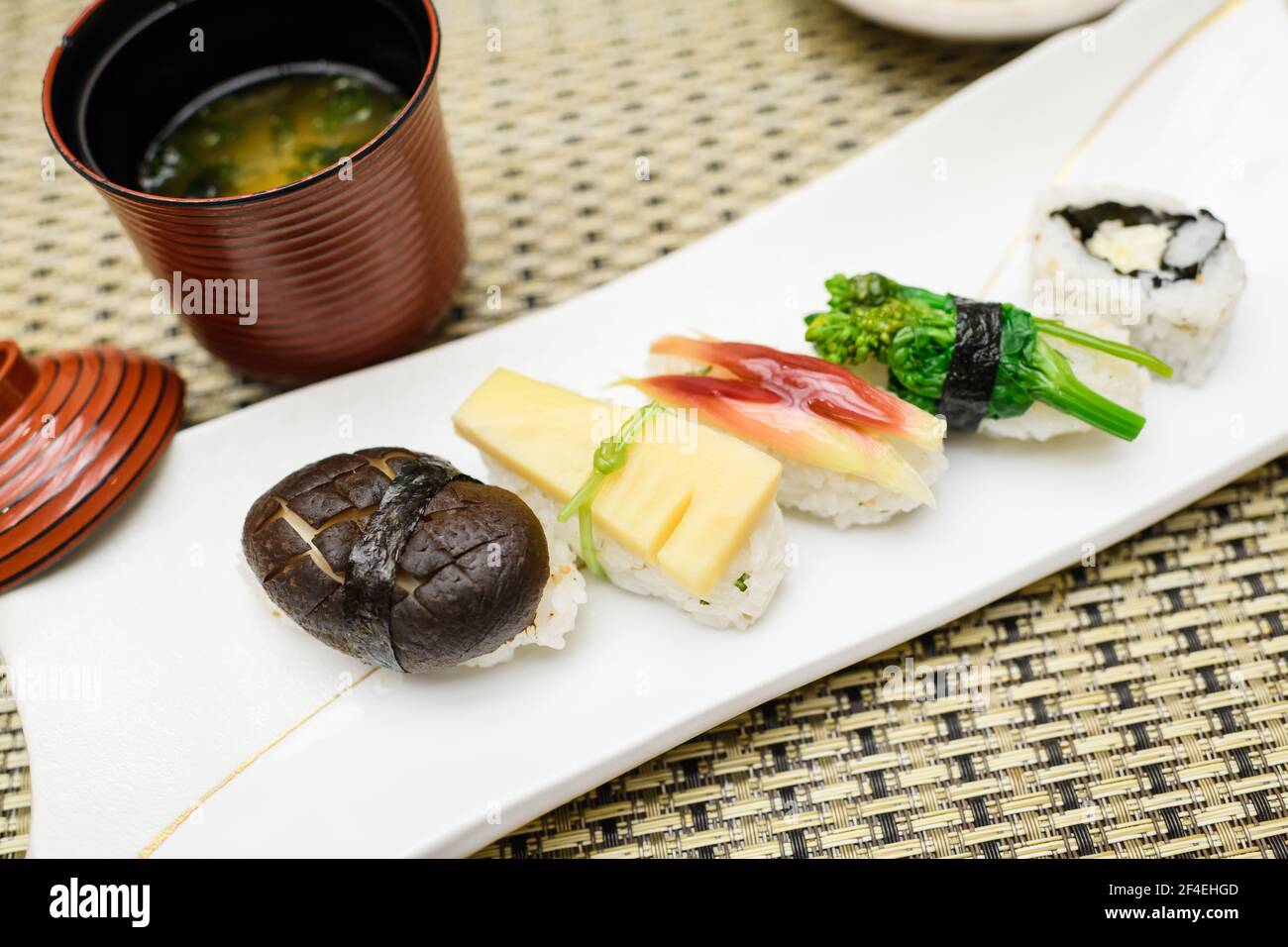 Delizioso sushi vegano in stile giapponese preparato con verdure di stagione come funghi shiitake e germogli di bambù. Foto Stock