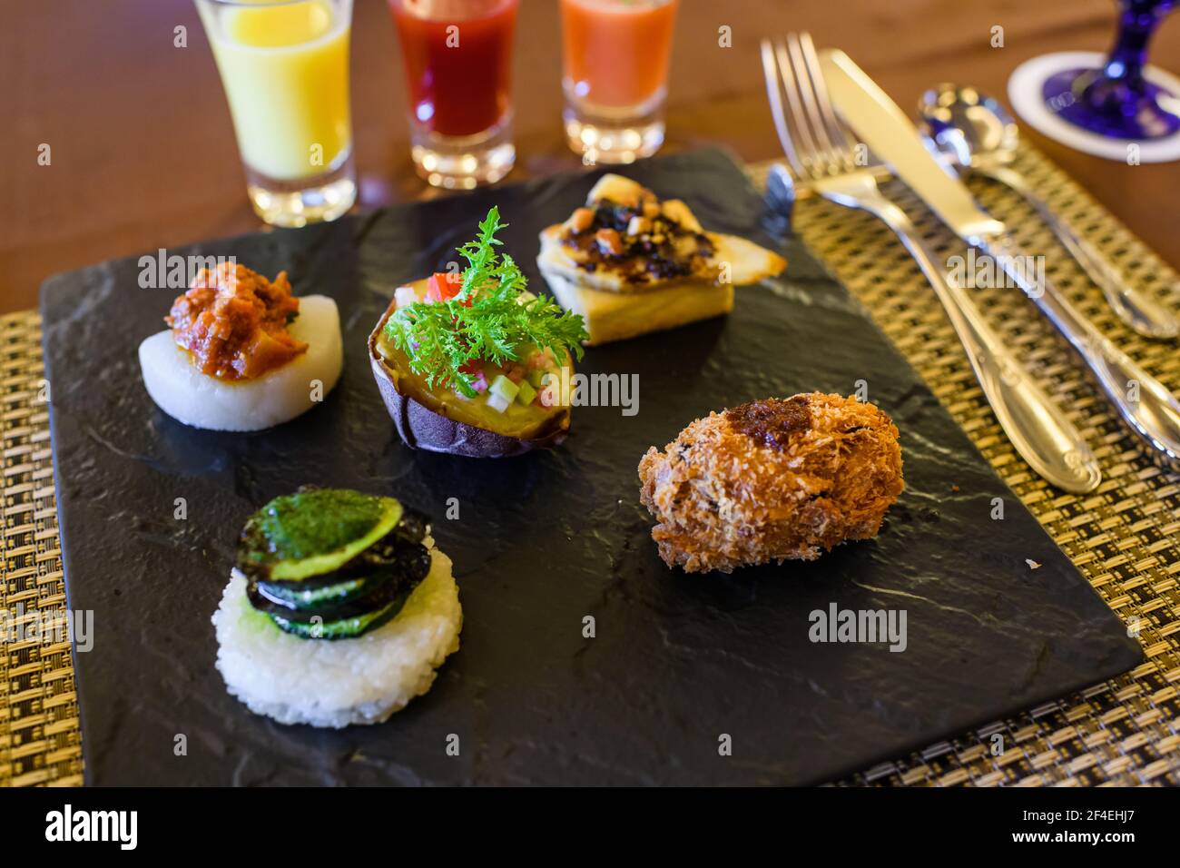 Deliziosa cucina giapponese servita con ingredienti sani e nutrienti come cetriolo giapponese, patate dolci, rafano bianco, vegano profondo Foto Stock