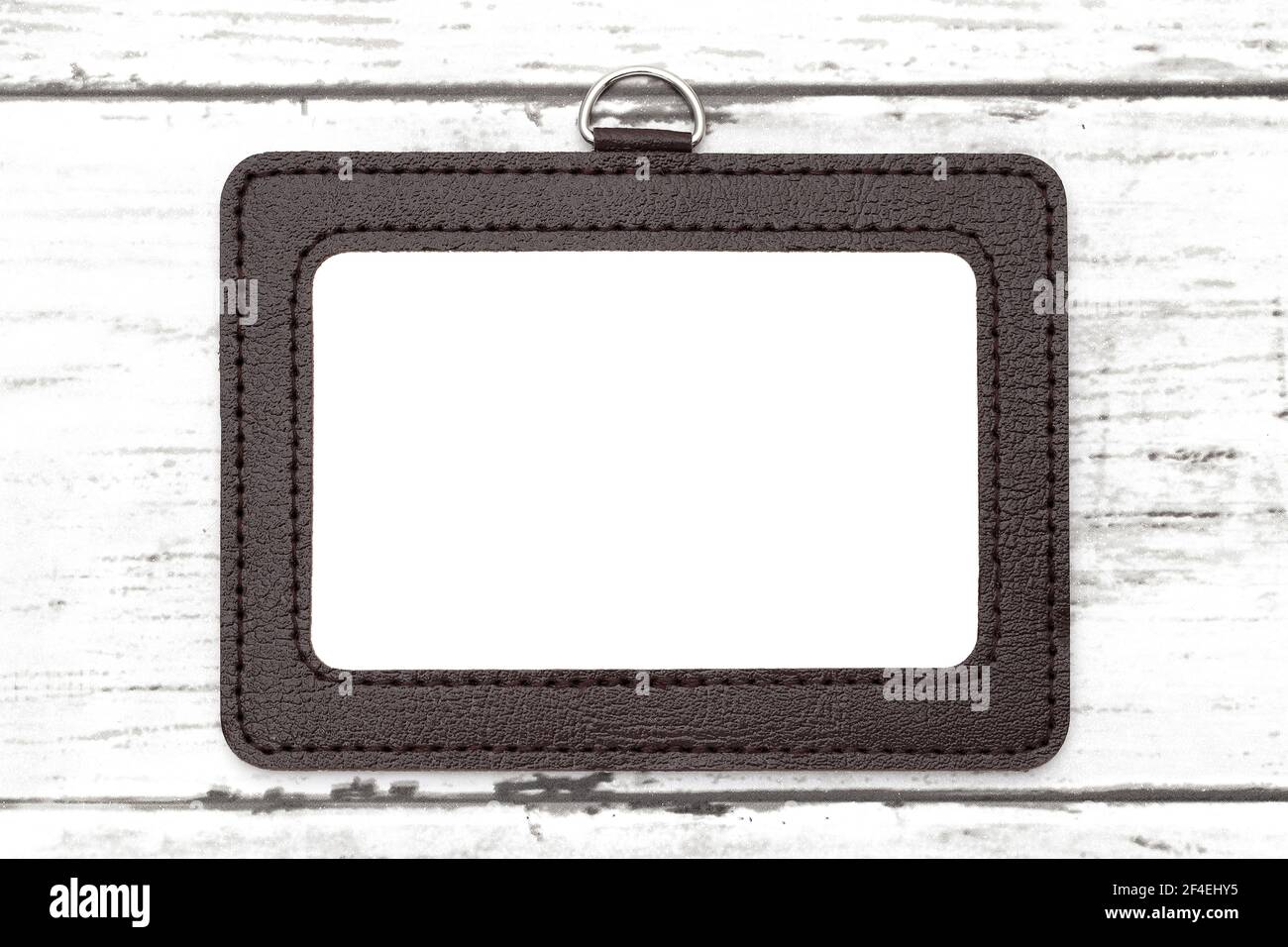 ID vuoto, badge di sicurezza vuoto su tavolo in legno Foto Stock