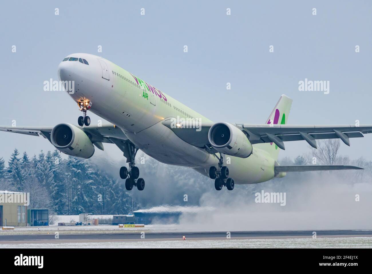 Hoersching, austria, 20 marzo 2021, Airbus A330-343, EC-NHM gestito da wamos Air decollo all'aeroporto di linz Foto Stock