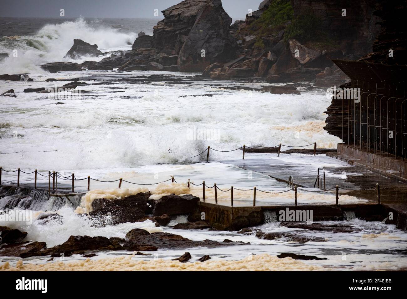 Avalon Beach, Sydney, Australia 21 marzo 2021.As inondazioni battter nuovo Galles del Sud la costa orientale surf batte la costa. Foto Stock