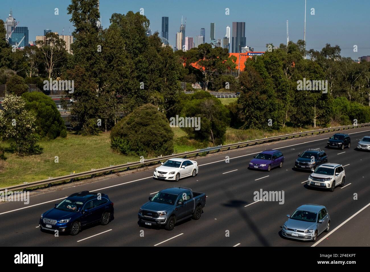 Il traffico sulla M3 Eastern Freeway passa attraverso lo skyline della città di Melbourne, Victoria, Australia. Foto Stock