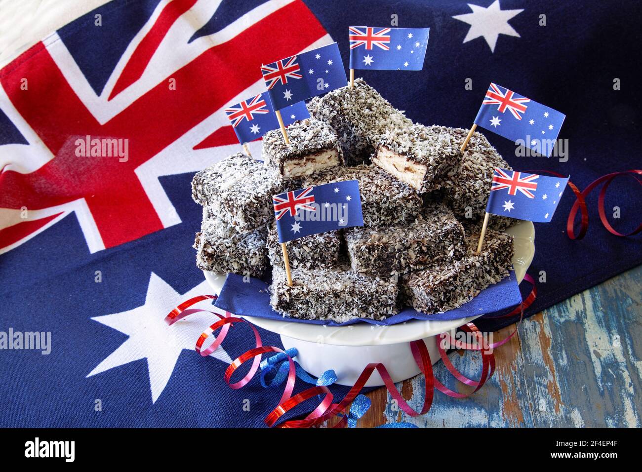 Un piatto di torte tradizionali di cioccolato e lamington di cocco per una festa in Australia. Foto Stock