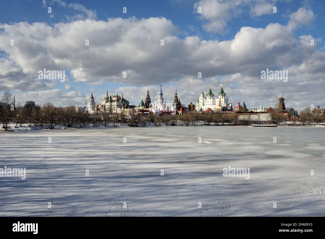 = Stagni Izmailovo congelati e Cremlino all'inizio della primavera = Vista da un piccolo ponte pedonale sul ghiacciato Izmailovo stagni e bella architettura Foto Stock