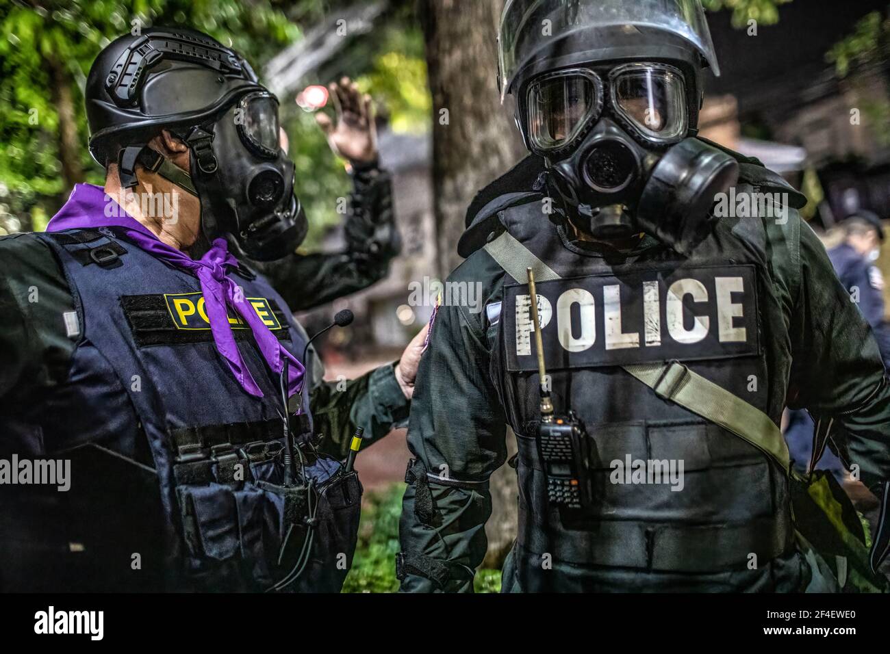 Poliziotti che indossano una maschera a gas chiedendo ai media di lasciare la zona e non permettere loro di camminare oltre durante una manifestazione anti-governo a Bangkok. Migliaia di manifestanti a favore della democrazia si sono riuniti vicino al Grand Palace di Sanam Luang chiedendo le dimissioni del primo ministro thailandese e la riforma della monarchia. I manifestanti hanno denunciato anche l'uso della legge lese maggiore ai sensi della sezione 112 del codice penale. La protesta organizzata da REDEM (Restart Democracy) si è conclusa con diversi scontri, l'uso di cannoni ad acqua, gas lacrimogeni e proiettili in gomma, che avevano lasciato diversi feriti Foto Stock