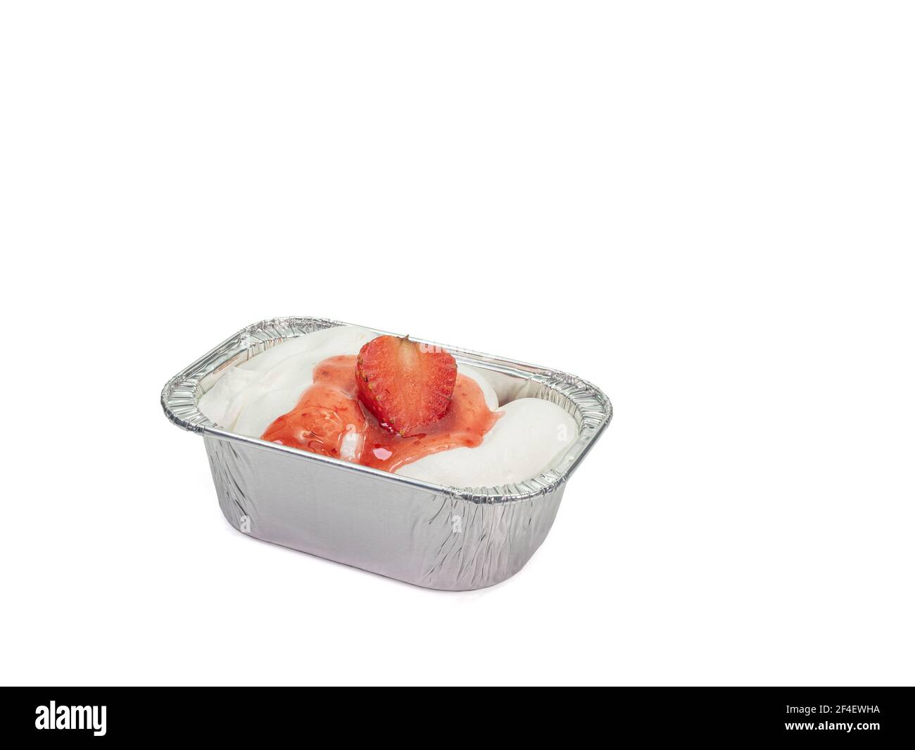 Strawberry cake, un primo piano di torta fatta in casa con la crema di fragole in una tazza di lamina di alluminio isolato su sfondo bianco. Foto Stock