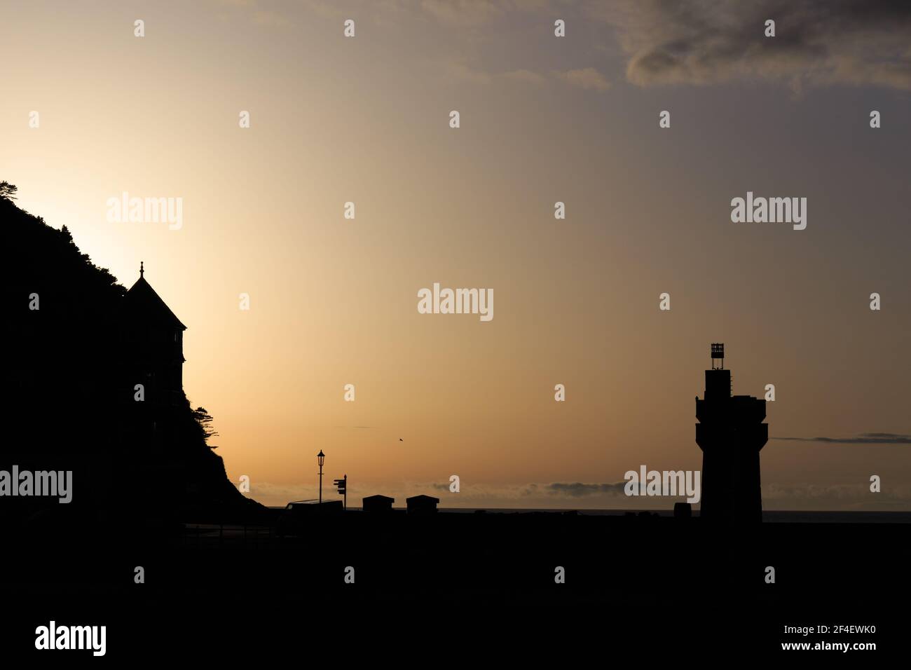 Lynmouth Harbour e Renish Tower silhouette al tramonto, Nord Devon, Inghilterra, Regno Unito Foto Stock