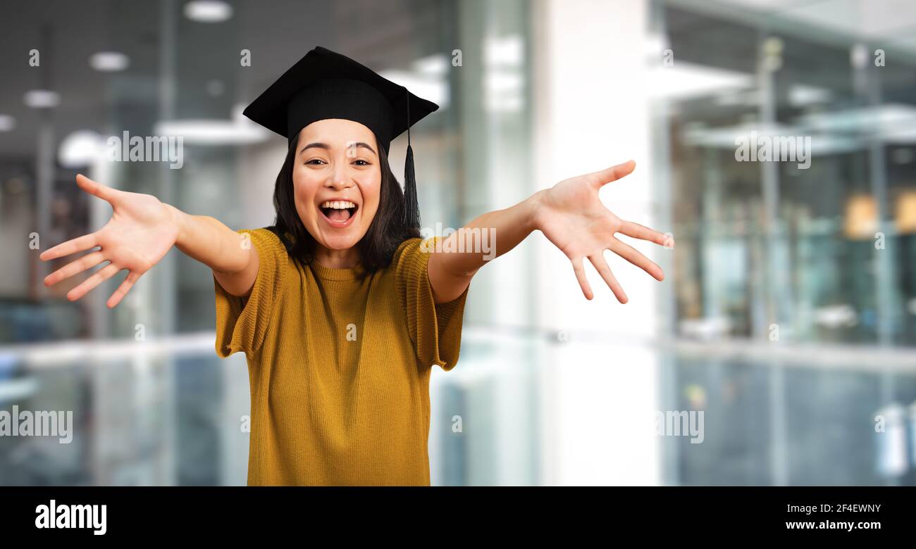 La donna è felice di aver raggiunto la laurea. Concetto di successo negli studi Foto Stock