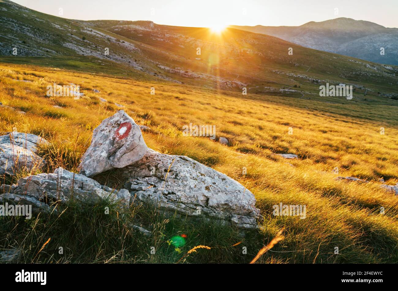 Sol levante sopra il Sinjal o Dinara (1831 m) montagna - il punto più alto della Croazia nel Dinaric Alpi al confine tra Croazia e Bosnia e. Foto Stock