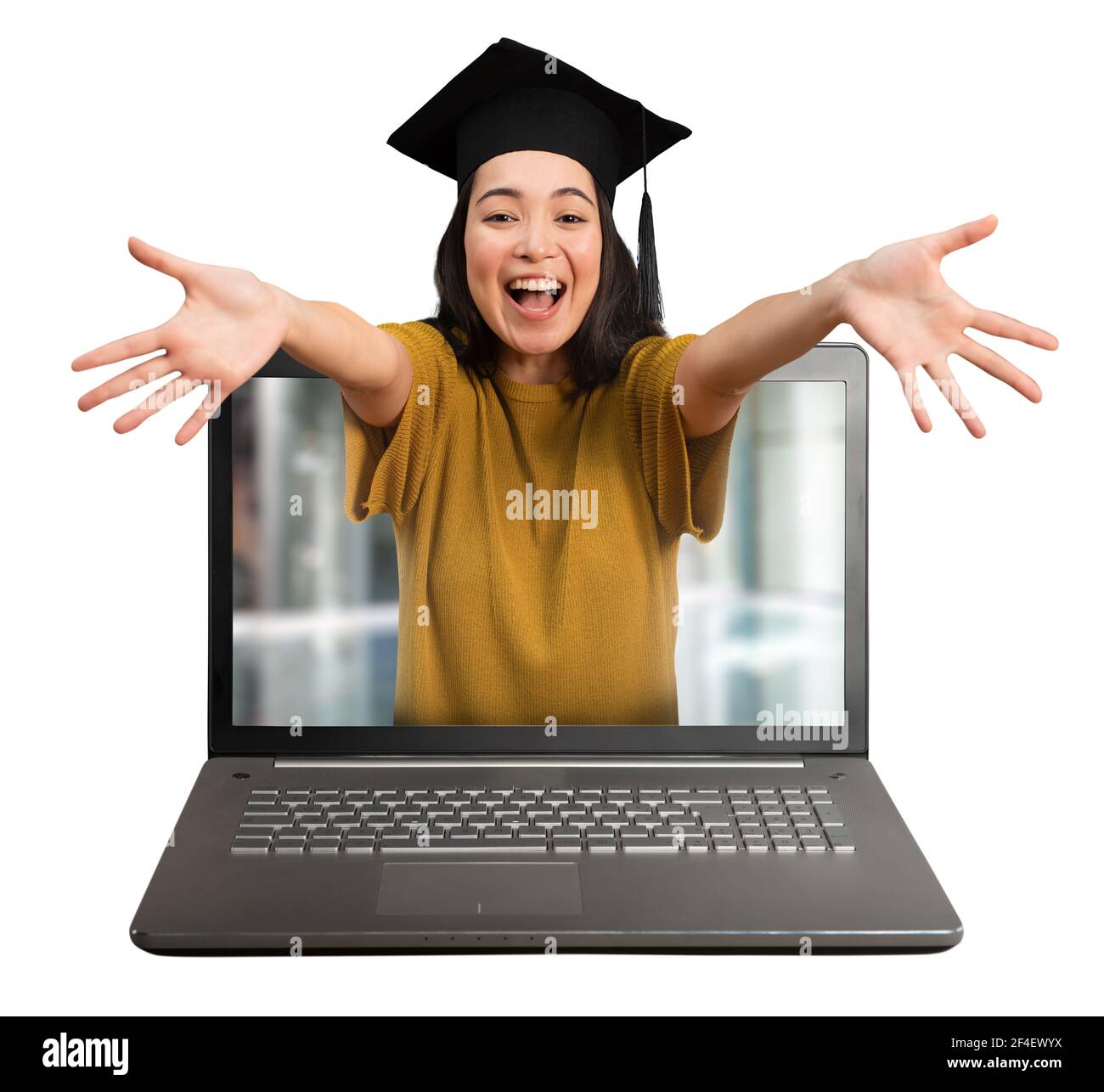 La donna è felice di raggiungere la laurea online a causa di covid-19 problema di virus Foto Stock