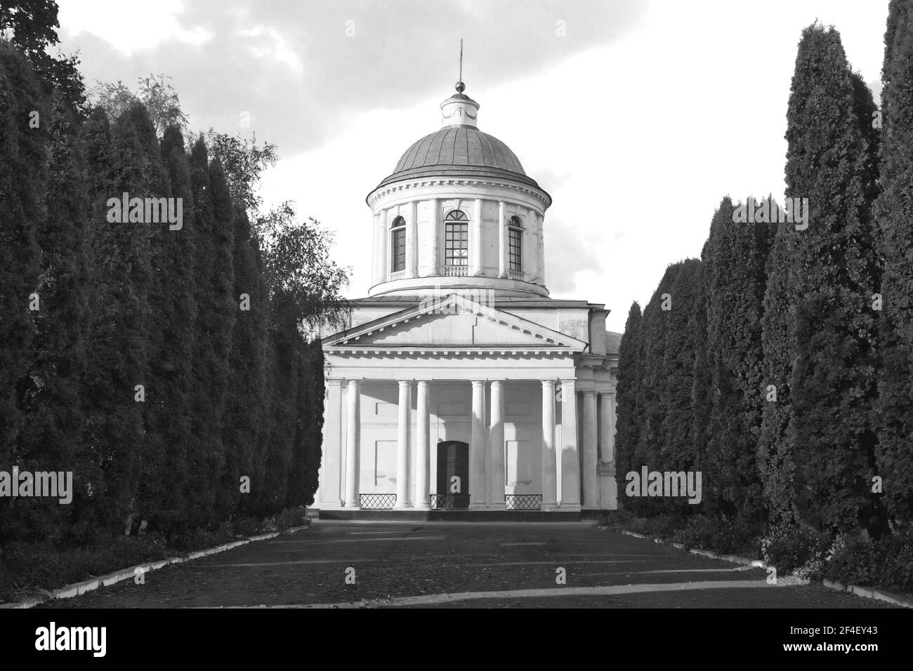 Chiesa di tutti i Santi a Nizhyn, Oblast di Chernihivska, Ucraina. Bell'antico edificio del XVIII secolo con cupola per scopi religiosi, Chiesa Ortodossa. UKR Foto Stock