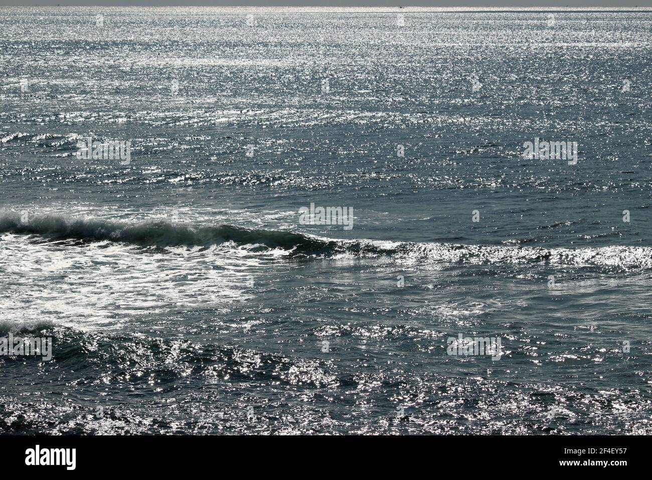 Fotografia per il materiale di sfondo del mare che luccica la luce solare Foto Stock