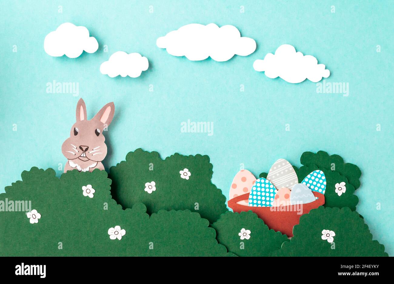 Happy Pasqua giorno di fondo con coniglietto pelli nei cespugli in stile taglio carta. Carta fai da te art. Poster, banner, sfondo, carta da parati. Spazio di copia. Foto Stock
